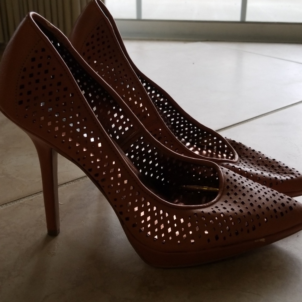 Cut out pointy toe pumps